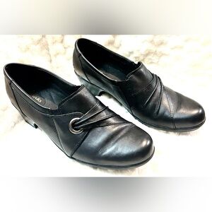 Women’s size 10 WIDE Clarks Bendables Black Leather  Chunky Block Loafers